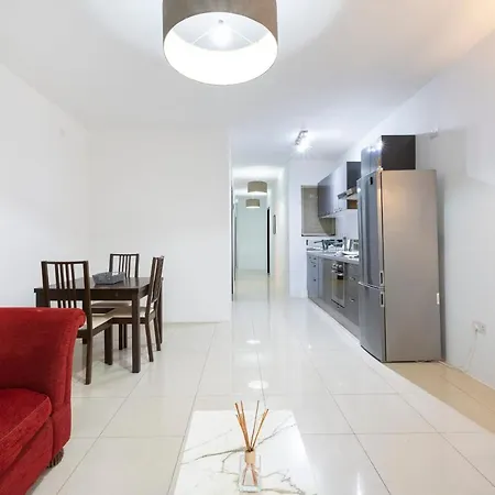 2 Bedroom Apartment-hosted By Sweetstay Apartment